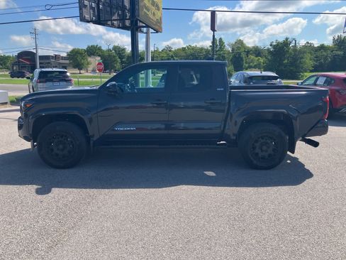 Used 2025 Toyota Tacoma SR5 AWD/4WD image 4