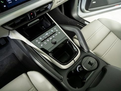 New 2026 Porsche Cayenne Base image 18