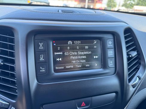 Used 2018 Jeep Cherokee Latitude w/ Cold Weather Group AWD/4WD image 27
