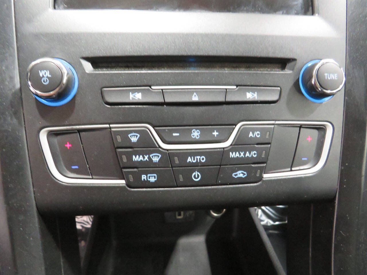 Used 2018 Ford Fusion SE w/ Equipment Group 201A FWD image 18