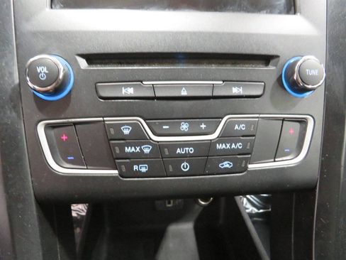 Used 2018 Ford Fusion SE w/ Equipment Group 201A FWD image 18