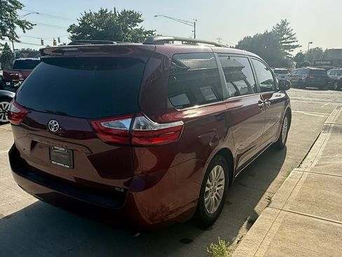 Used 2015 Toyota Sienna XLE FWD image 3