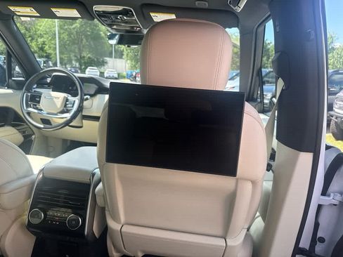 Used 2025 Land Rover Range Rover Long Wheelbase SE AWD/4WD image 9