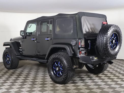 Used 2016 Jeep Wrangler Unlimited Sahara w/ Connectivity Group AWD/4WD image 6