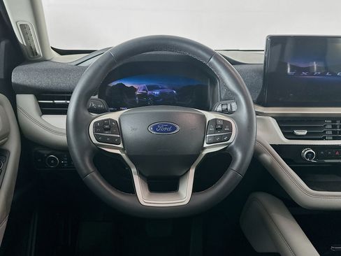 Used 2025 Ford Explorer Active w/ Active Comfort Package RWD image 18