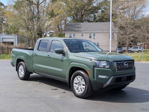 Used 2024 Nissan Frontier SV image 1