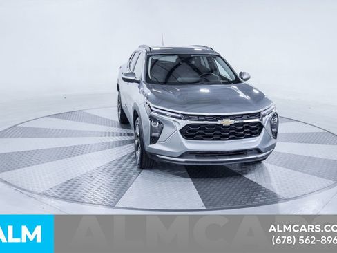 Used 2025 Chevrolet Trax LT w/ LT Convenience Package FWD image 10