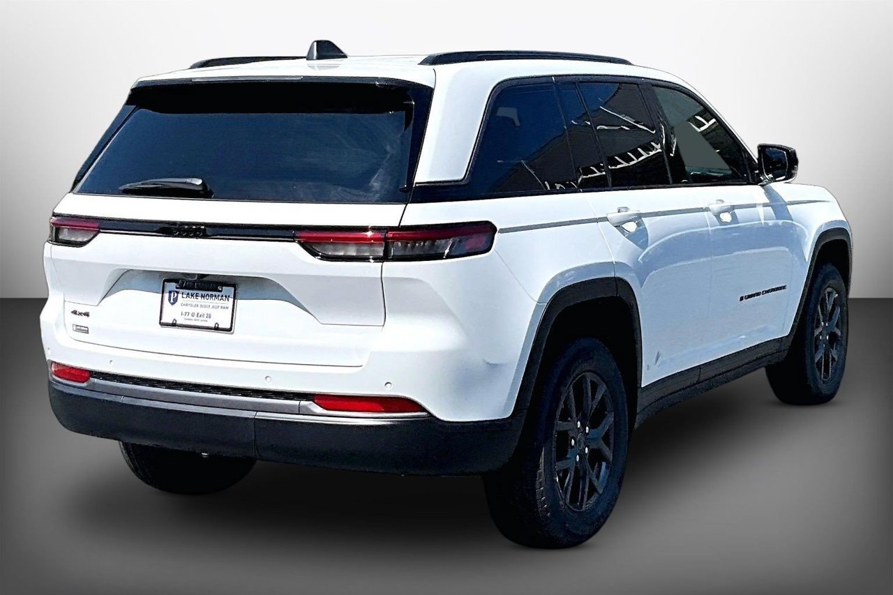 New 2027 Jeep Grand Cherokee Altitude AWD/4WD image 8