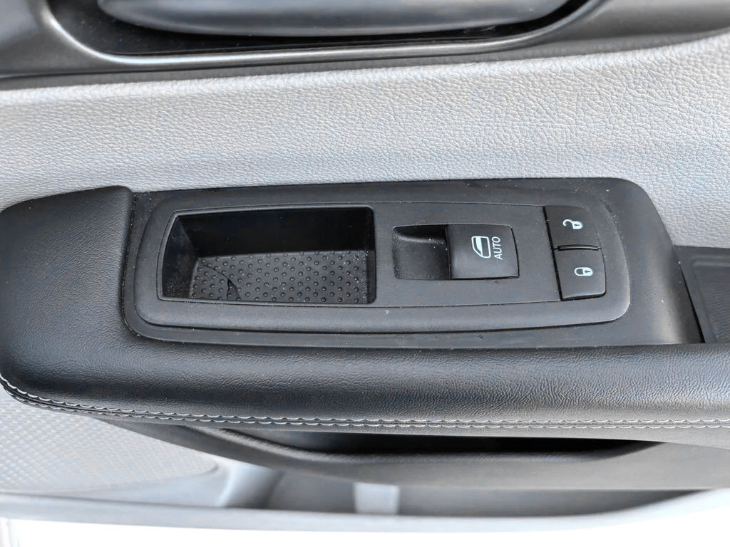 Used 2024 Chrysler Pacifica Limited FWD image 32