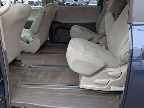 Used 2018 Toyota Sienna L image 16