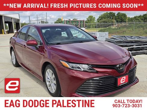 Used 2018 Toyota Camry LE FWD image 1