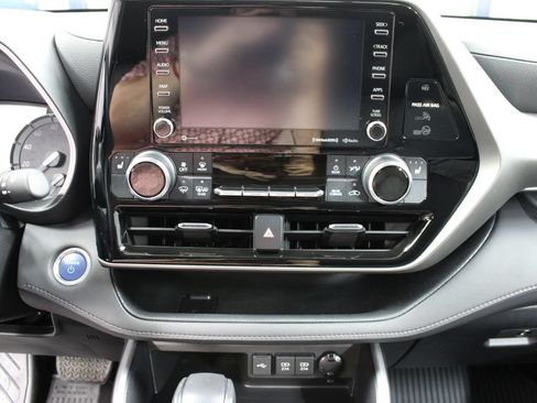 Used 2021 Toyota Highlander XLE AWD/4WD image 20