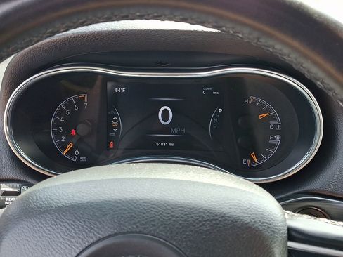 Used 2021 Jeep Grand Cherokee Laredo AWD/4WD image 26