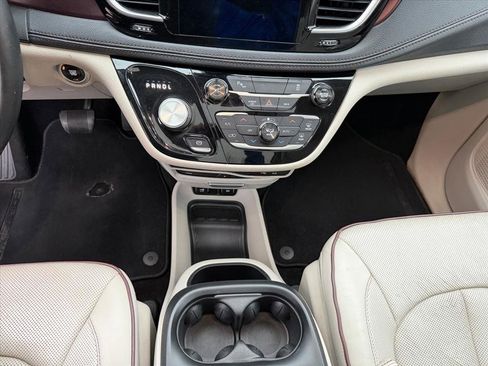 Used 2017 Chrysler Pacifica Limited w/ UConnect Theater Package image 16