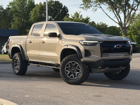 Used 2024 Chevrolet Colorado ZR2 w/ ZR2 Convenience Package III image 2