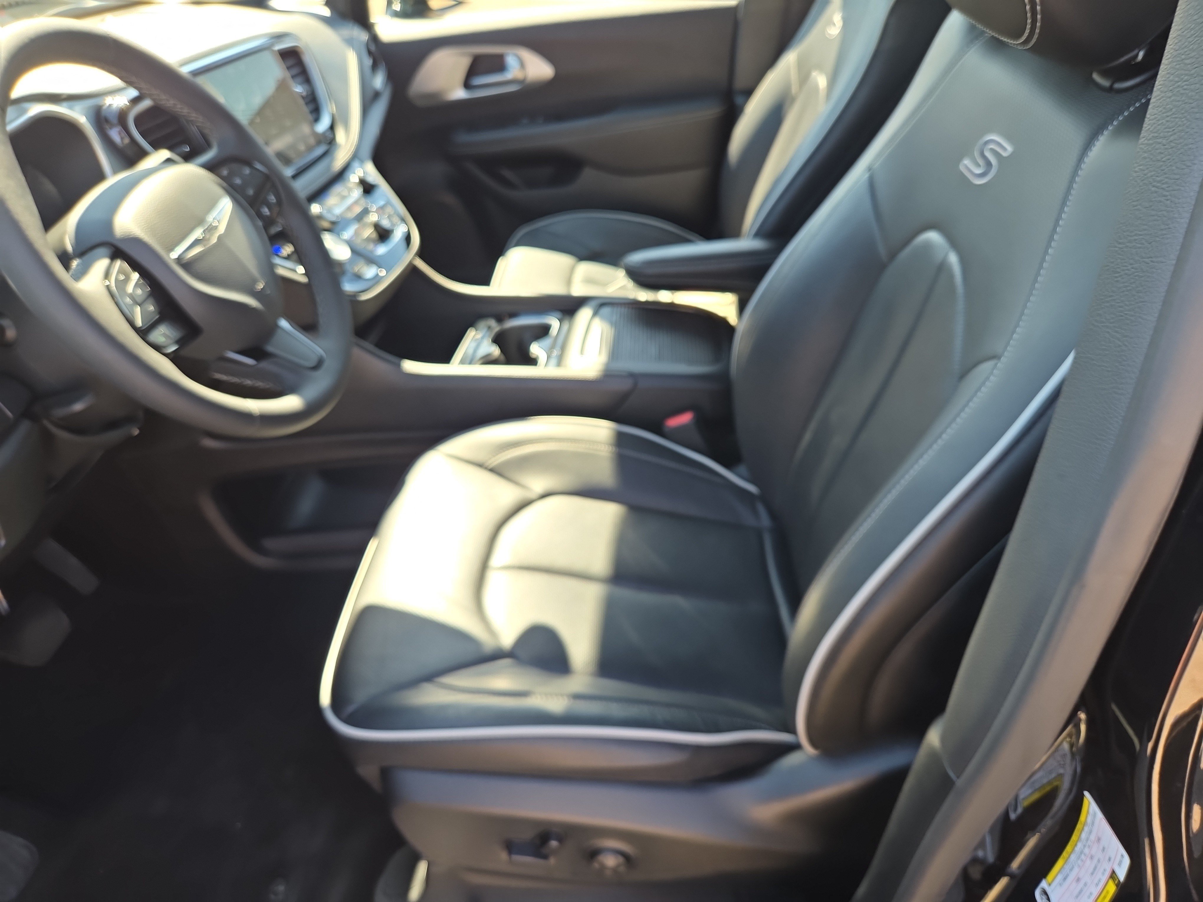 Used 2026 Chrysler Pacifica Limited w/ S Appearance Package FWD image 5