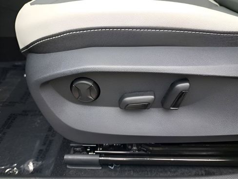 New 2025 Volkswagen Taos SE AWD/4WD image 32