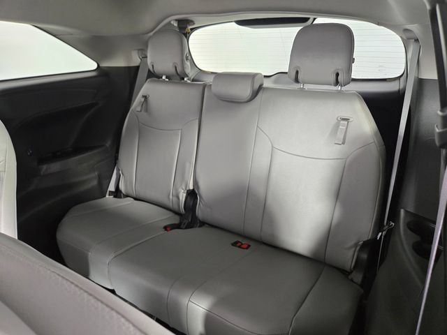 Used 2025 Toyota Sienna XLE FWD image 18