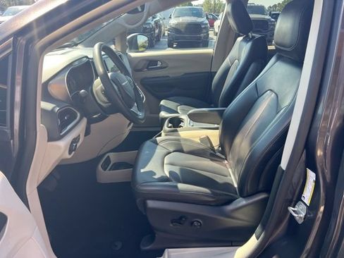 Used 2023 Chrysler Pacifica Touring-L FWD image 7