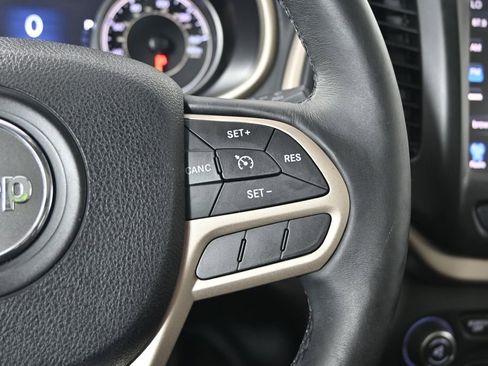 Used 2017 Jeep Cherokee Limited w/ Luxury Group AWD/4WD image 34