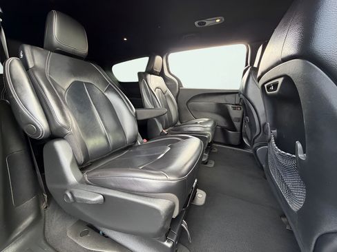 Used 2022 Chrysler Pacifica Touring-L w/ S Appearance Package FWD image 27
