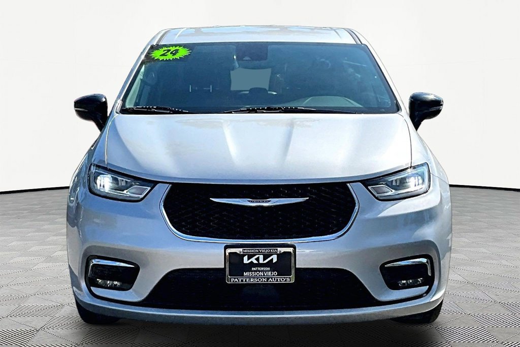 Used 2024 Chrysler Pacifica Touring-L FWD image 3