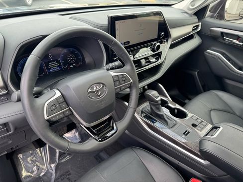 Used 2024 Toyota Highlander Limited image 17