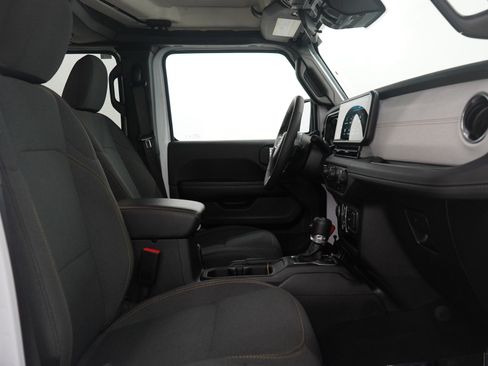 Used 2025 Jeep Wrangler Sahara image 12