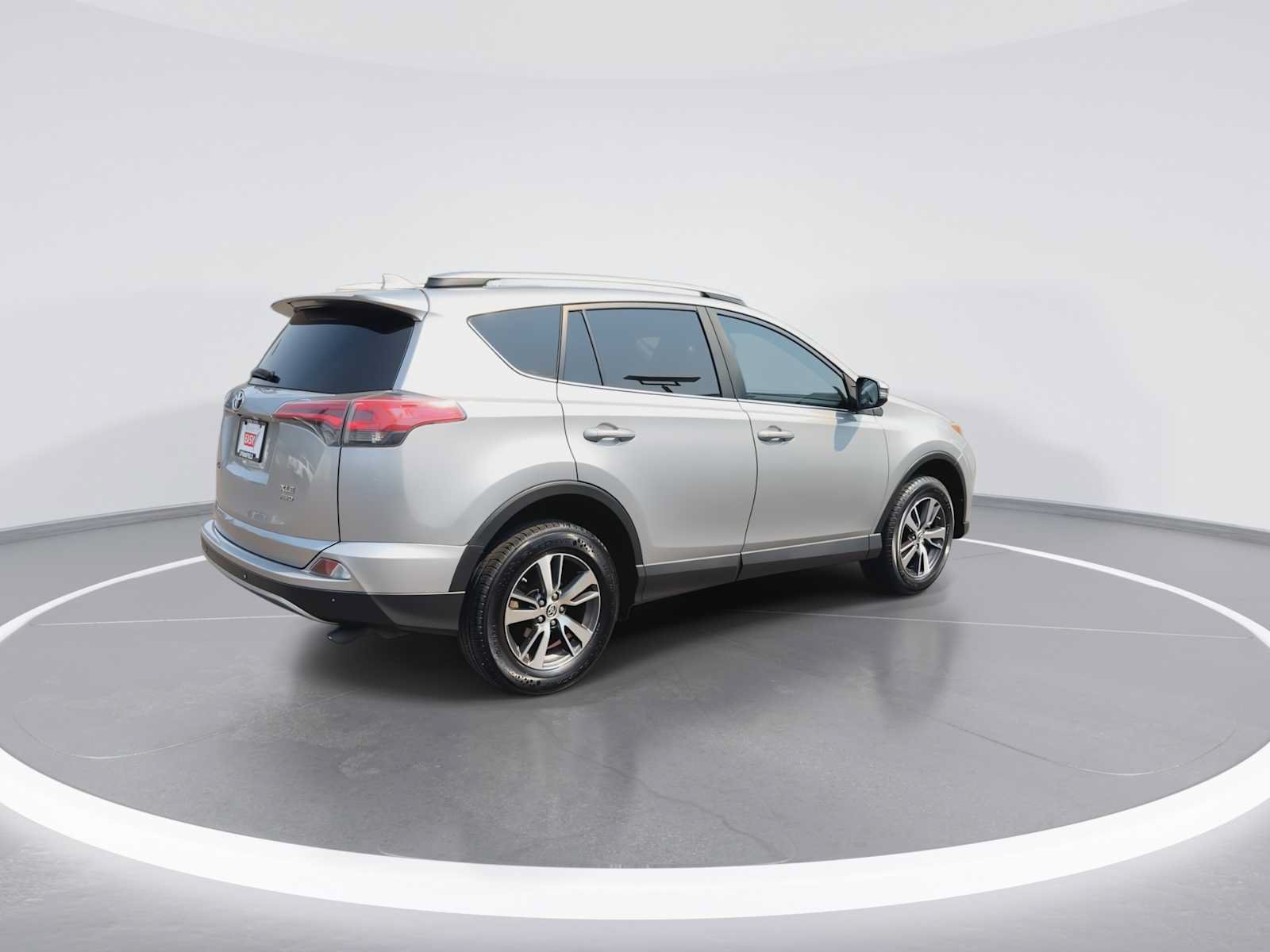 Used 2017 Toyota RAV4 XLE AWD/4WD image 8