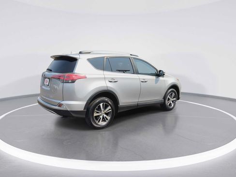 Used 2017 Toyota RAV4 XLE AWD/4WD image 8