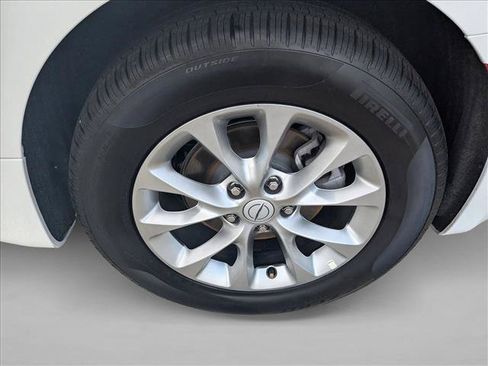 Used 2026 Chrysler Pacifica Limited FWD image 23