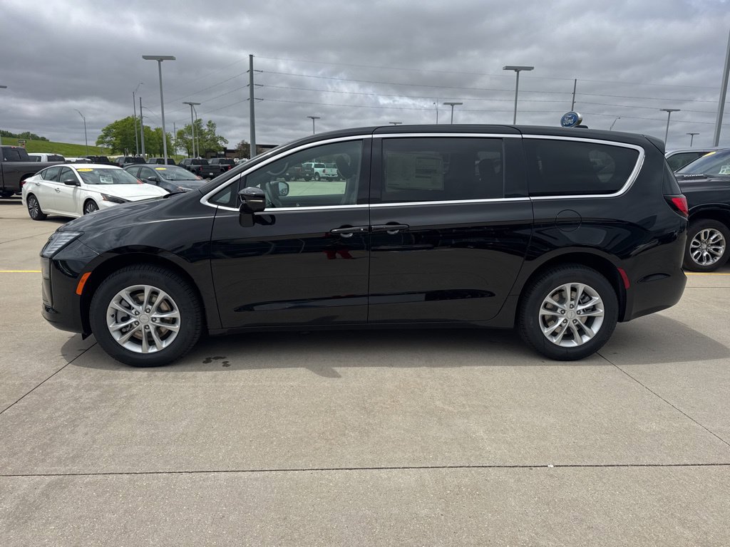 New 2027 Chrysler Pacifica Select w/ Family Tech Group AWD/4WD image 29
