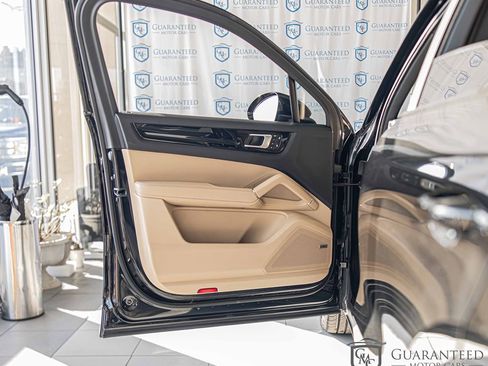 Used 2022 Porsche Cayenne image 32
