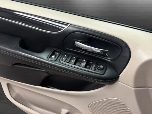 Used 2016 Chrysler Town & Country Limited FWD image 17