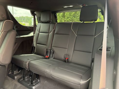 Used 2024 Cadillac Escalade Premium Luxury AWD/4WD image 33