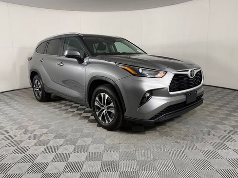Used 2025 Toyota Highlander XLE FWD image 3