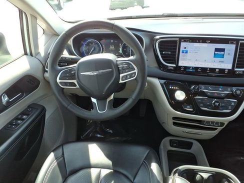 Used 2023 Chrysler Pacifica Touring-L FWD image 16