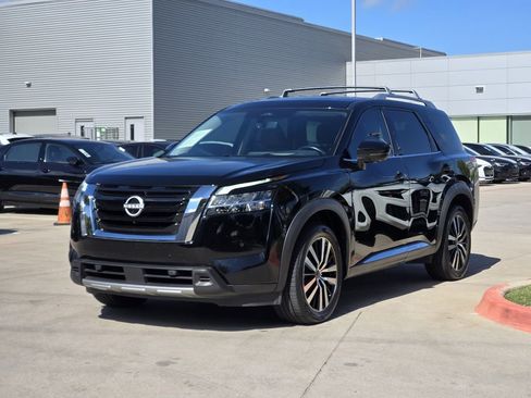 Used 2023 Nissan Pathfinder Platinum w/ Cargo Package image 4