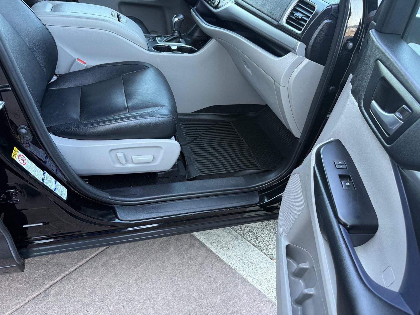 Used 2018 Toyota Highlander XLE AWD/4WD image 21