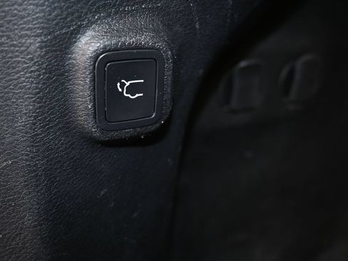 Used 2019 Jeep Cherokee Limited FWD image 37
