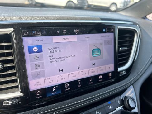 Used 2026 Chrysler Pacifica Limited FWD image 16