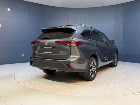 Used 2021 Toyota Highlander XLE AWD/4WD image 9