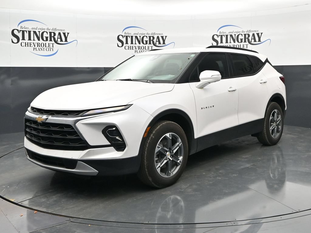 Used 2025 Chevrolet Blazer LT w/ Sound & Technology Package FWD image 3