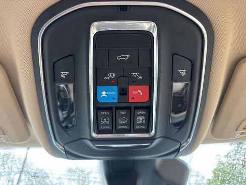 Used 2022 Jeep Grand Cherokee L Limited AWD/4WD image 25