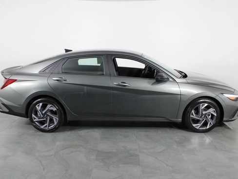 Certified 2025 Hyundai Elantra Sport FWD image 8