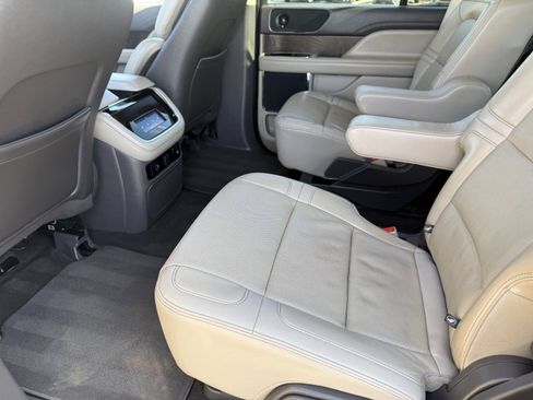 Used 2023 Lincoln Navigator Reserve image 18
