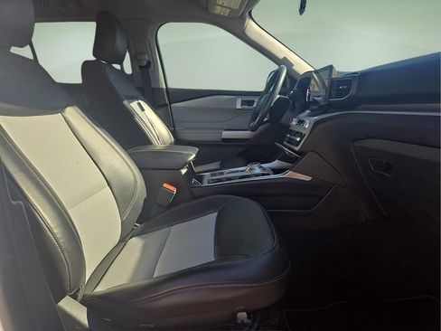 Used 2022 Ford Explorer XLT w/ Equipment Group 202A image 13