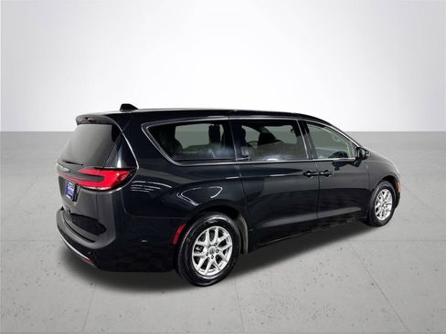 Used 2023 Chrysler Pacifica Touring-L image 6