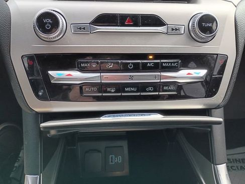 Used 2022 Ford Explorer XLT w/ Equipment Group 202A AWD/4WD image 13