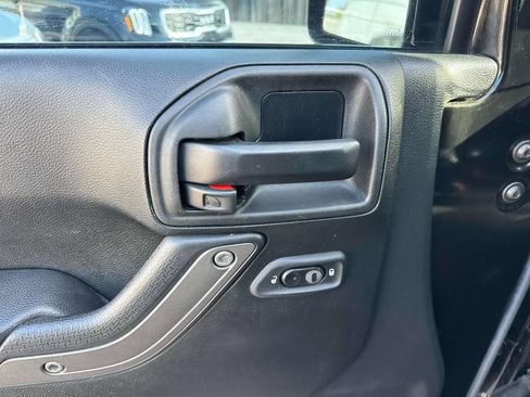Used 2017 Jeep Wrangler Unlimited Sport w/ Quick Order Package 24S AWD/4WD image 19